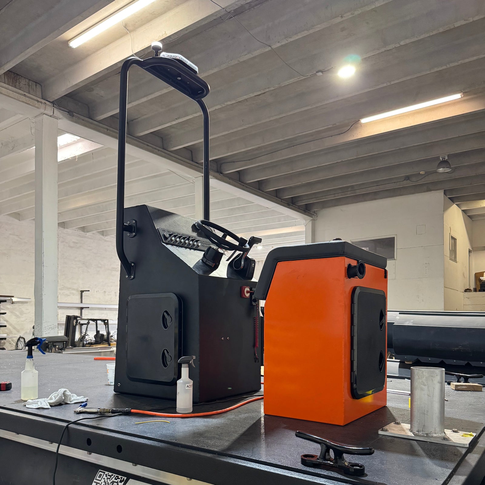 TOUGH BOATS™ Leaning post w/ fuel cell